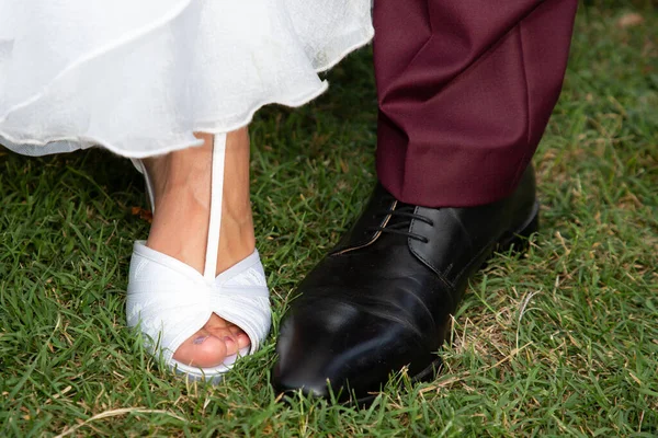 Πόδια Υποδήματα Του Γαμπρού Και Της Νύφης Closeup Γάμου — Φωτογραφία Αρχείου