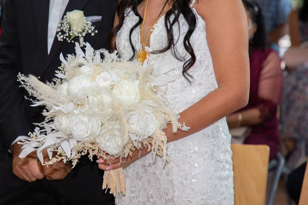 Mulher Noiva Moda Vestido Casamento Segurando Mão Buquê Casamento Flores — Fotografia de Stock