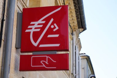 Bordeaux, Aquitaine France - 10: 15 2021: Cisse d 'Epargne kırmızı işaret levhası.