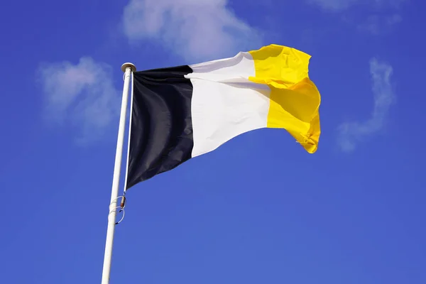 フランスの青い空に空気中に手を振ってアーカコン町の旗 — ストック写真