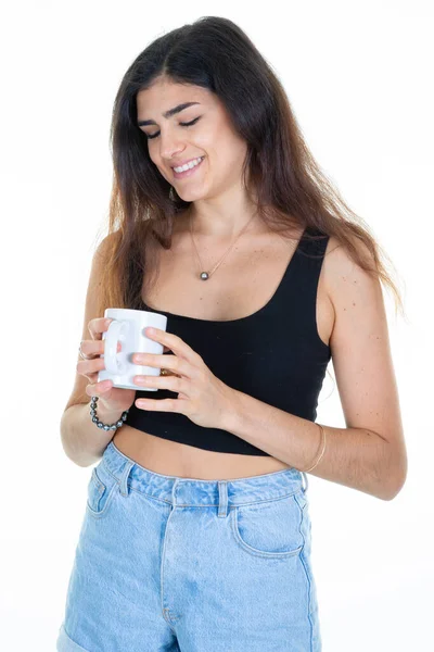 Ung Brunett Kvinna Ser Håller Varm Kopp Kaffe Mugg — Stockfoto