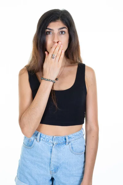 若い女性は手で口を覆い驚くような表情で秘密を守るか白地に口を出す — ストック写真