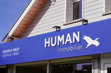 Bordeaux, Aquitaine France - 10 15 2021: Fransız emlak bürosunun emlak bürosundaki insan durdurucu metin ve logo damgası