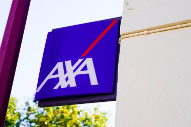 Bordeaux, Aquitaine France - 10 15 2021: axa logo metni ofis binasında imzalı Fransız banka sigortası