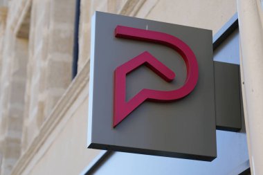 Bordeaux, Aquitaine France - 10 15 2021: Stehane Plaza imzalı emlak şirketi