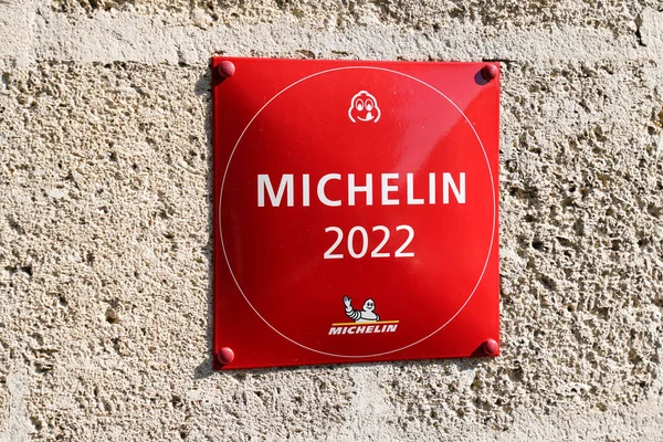 Bordeaux, Aquitaine France - 10 20 2021: Michelin 2022 kırmızı yıldız kitap Kılavuzu İyi Restoran Duvarı üzerinde logo işareti