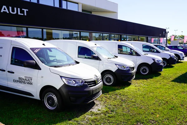 Bordéus Aquitânia França 2021 Renault Express Van Services Dealership Park — Fotografia de Stock