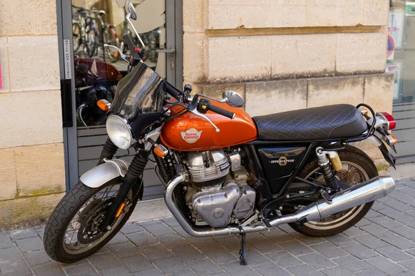 Бордо Аквитания Франция 2021 Королевский Энфилд Мотоцикл Оранжевого Цвета Влюбленности — стоковое фото