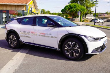 Bordeaux, Aquitaine France - 10 20 2021: KIA EV6 elektrikli cip yeni elektrikli modern araba müşterisi yan kapıdaki bayilik etiketlerinde deneyin