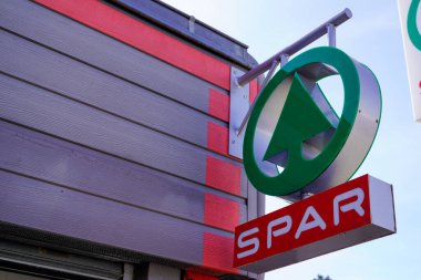 Bordeaux, Aquitaine France - 10 25 2021: Şehir caddesinde SPAR marka metin dükkanı süpermarketi ve market için logo işareti