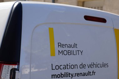 Bordeaux, Aquitaine France - 10 20 2021: Renault MOBILITY logosu ve reklam paneli van kangoo üzerinde kiralık araba servisi