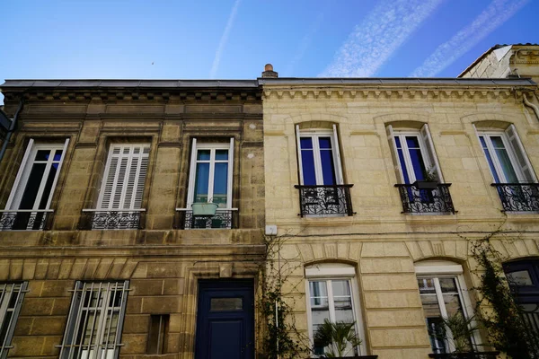 Unterschied Zwischen Reinigung Der Hausfassade Vor Und Nach Der Renovierung — Stockfoto