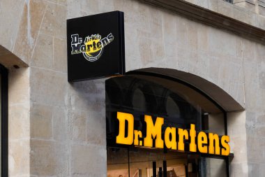 Bordeaux, Aquitaine France - 10 25 2021: İngiliz ayakkabı ve giysi markasının duvarına Dr. Martens amblem mağazası
