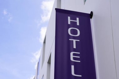 Fransız turist kasabasındaki duvar önü binasında otel tabelası.