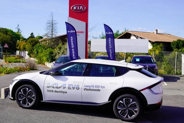 ボルドー アキテーヌフランス 2021年 Kia Ev6電気自動車顧客はドアにフランスのディーラーステッカーで試してみてください — ストック写真