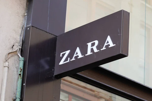 Bordeaux Aquitaine France 2021 Zara Logo Markası Giyim Mağazası Kapısının — Stok fotoğraf