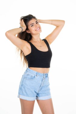 Güzel genç bir kadının portresi. Kolları açık ve elleri saçlarında.