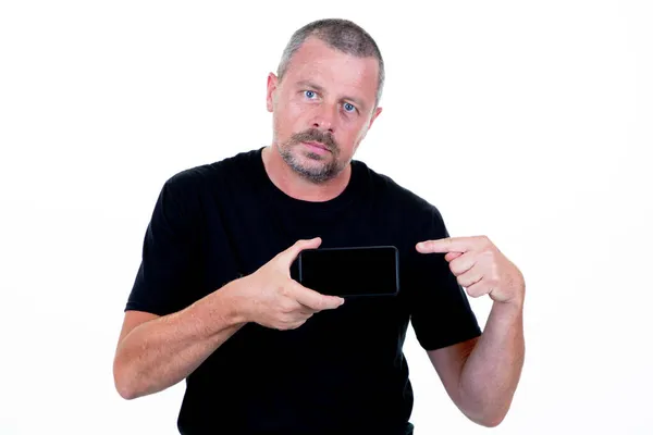 Portrét Muž Ukazující Ukazující Prstem Smartphone Prázdné Prázdné Obrazovky Izolované — Stock fotografie
