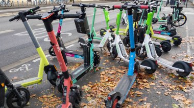 Bordeaux, Aquitaine France - 11 02 2021: Markası Lime dott voi olan elektrikli scooter 'lar yayalar için tehlike arz etmeksizin park kaldırımlarında kademe halka oluşturdular