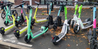 Bordeaux, Aquitaine France - 11 02 2021: Elektrikli scooter 'lar limonlu civata sürüşü, rüzgâr segway e-scooter.
