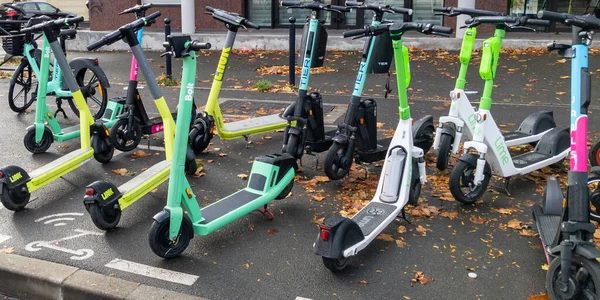 Bordeaux, Aquitaine France - 11 02 2021: Elektrikli scooter 'lar limonlu civata sürüşü, rüzgâr segway e-scooter.