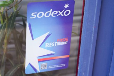 Bordeaux, Aquitaine France - 10 25 2021: Sodexo marka logo ve bar kapısı önünde metin imzası Restoran ön cephesi