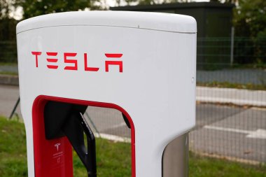 Bordeaux, Aquitaine France - 11 02 2021: Tesla supercharger otomobil istasyonu elektrik enerjisi.