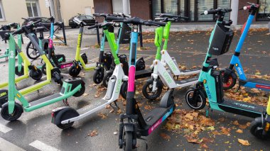 Bordeaux, Aquitaine France - 11 02 2021: Lime dott voi jals tier link e-scooter 'ı şehir mobiletinin rezerve edilmiş konumu