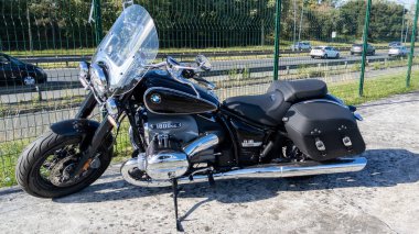 Bordeaux, Aquitaine France - 11 02 2021: Bmw r18 motorsiklet yeni model 1800cc siyah motosiklet modern motosiklet
