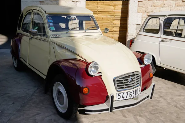 Бордо Аквитания Франция 2021 Citroen 2Cv Бордо Красный Крем Бежевый — стоковое фото