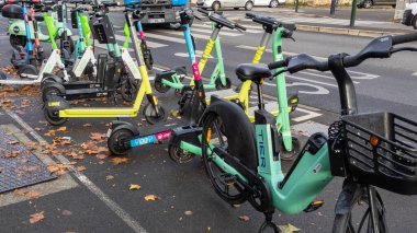 Bordeaux, Aquitaine France - 11 02 2021: Şehir merkezindeki caddeye park etmiş Lime dott voi tabelası olan elektrikli scooter 'lar.