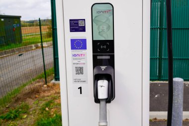 Bordeaux, Aquitaine France - 11 02 2021: Her elektrikli araç için IONITY Yüksek Elektrik Şarj Birimleri