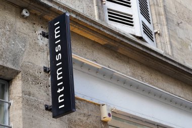 Bordeaux, Aquitaine France - 10 25 2021: intimissimi mağaza logosu ve İtalyan iç çamaşırı mağazasının marka metni