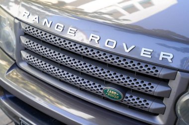 Bordeaux, Aquitaine France - 11 02 2021: Metni ve logosu olan Range Rover SUv arabası