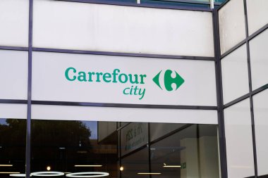Bordeaux, Aquitaine France - 11 05 2021: Carrefour City metin markası ve logosu kasaba mağazasının ön cephesinde.