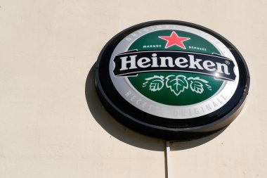 Bordeaux, Aquitaine France - 11 05 2021: Heineken logosu ve ön cephedeki bar restoranının barında soluk bira işareti