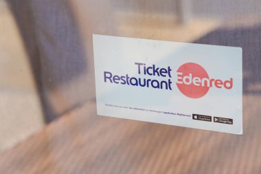 Bordeaux, Aquitaine France - 11 05 2021: Bilet Restoranı Edenred logosu ve Fransa Lokantası 'nın girişindeki Fransız penceresi bar girişinde yazı