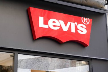 Bordeaux, Aquitaine France - 11 05 2021: Levi 'nin tabela logosu ve metin markası ön cephe mağazası moda butiği girişi