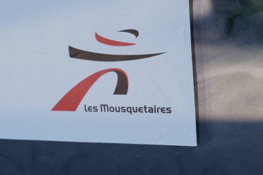 Bordeaux, Aquitaine France - 11 05 2021: Intermarche les mousquetaires text supermarket işareti perakende pazar grubu logosu Fransa 'da