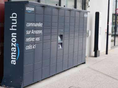 Bordeaux, Aquitaine France - 11 05 2021: Amazon Merkez Dolap Teslimat Gri kutular self-servis teslimat paketi