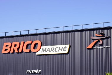 Bordeaux, Aquitaine France - 11 05 2021: Bricomarche Logo imzalı Super store Intermarche markası, Fransız süpermarketi les mousquetaires