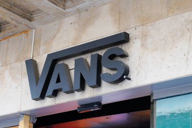 Bordeaux, Aquitaine France - 11 05 2021: Minibüs kaykay tabelası logosu ve ön cephe mağazası moda butiği