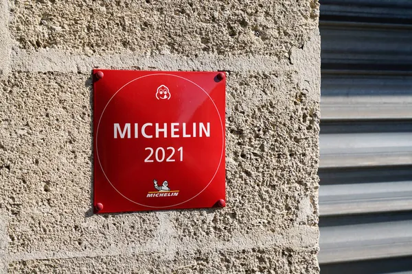 ボルドー アキテーヌフランス 2021 ミシュラン2021レッドスターブック最高のレストランウォールビルにロゴブランドとガイドプレートテキストサイン — ストック写真