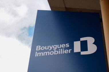 Bordeaux, Aquitaine France - 11 05 2021: Bouygues Immobilier metin işareti ve logo markası konut apartmanı perakende satış ve sürdürülebilir komşu ev geliştirdi