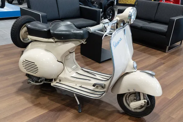 Bordeaux Aquitaine France 2021 Vespa Vintage Scooter Motovespa Motorcycle Output — 스톡 사진