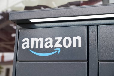 Bordeaux, Aquitaine France - 11 05 2021: Amazon logosu ve posta kutusunun teslimat yeri