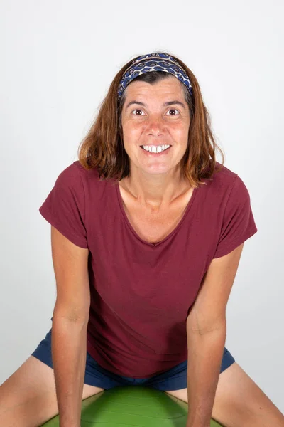 Σπορ Χαμογελαστό Πορτρέτο Της Ελκυστικής Μέσης Ηλικίας Γυναίκα Απομονωμένη Λευκό — Φωτογραφία Αρχείου