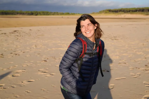 Poserar Glad Leende Kvinna Står Vid Havet Sida Med Kopia — Stockfoto