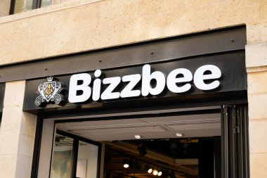 Bordeaux, Aquitaine France - 11 05 2021: Bizzbee logosu tabela mağazası moda mağazası zinciri giysileri