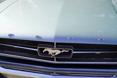 Bordeaux, Aquitaine France - 11 05 2021: Ford Mustang kaslı araba logosu ve eski model otomobil metni